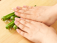 オクラは塩(分量外)で板ずりしてさっと洗い、ガクの固い部分を包丁でむき取って薄めの小口切りに
                                    する。キュウリ・ミョウガも同様に薄めの小口切りにし、ヤマイモはすりおろす。