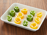 ピーマンは3等分の輪切りにし、種とワタを取り除き、内側にかたくり粉をまぶす。