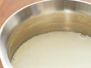 豆乳の半量ときび砂糖を鍋に入れて中火にかけ、鍋の縁に小さな気泡が出てきたらすぐに火を止め、
                                    粉ゼラチンを振り入れてよく溶かし混ぜる。