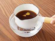 【A】のシロップの材料を小鍋に入れて沸かたら、弱火にして10分程煮る。
                                        鍋底を冷水にあてて粗熱をとったら、冷蔵庫で冷やす。