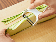 ズッキーニはピーラーで麺状に、他の野菜も食べやすい大きさに切る。