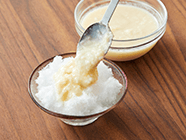 器に半分の高さまでかき氷を削り(1)を半量かける。残りの氷を山高に削って(1)を回しかける。仕上げにフルーツ・甘納豆をのせて完成。甘さが足りなければ練乳をお好みで。