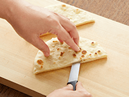 (3)を半分に切り、包丁でポケット状に切り込みを入れて(4)・野菜をはさんでいただく。