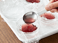 ラップの表面を水で濡らし、小さめの容器にひいて、(2)を入れる。