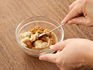 ボウルに〈A〉を入れ、(2)のだし汁を少量加えて溶き、鍋に入れて少し沸々としたら火を止める。器に盛り、刻みネギを添えていただきます。