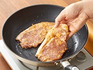 フライパンにサラダ油をひき、豚肉のみそをぬぐってフライパンにのせ、野菜も入れて中火で表を2〜3分、裏返して1分程焼き、野菜には塩を振る。