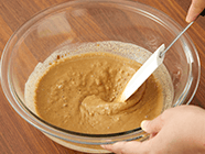 耐熱ボウルに白玉粉・黒砂糖を入れて混ぜ、お湯を2〜3回に分けて入れてその都度よく混ぜる。