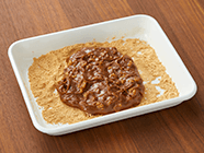 バットにきな粉を振り(3)を広げてのせ、粗熱が取れたら包丁で切り分ける。