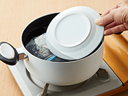 鍋にお湯を沸かし、火を止める。(2)の肉を袋ごと鍋に入れる。
浮かないように小皿などを上にのせてフタをし、そのまま1時間程置いて、湯煎する。