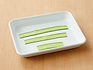 鍋にお湯を沸かし、火を止める。(2)の肉を袋ごと鍋に入れる。
                  浮かないように小皿などを上にのせてフタをし、そのまま1時間程置いて、湯煎する。