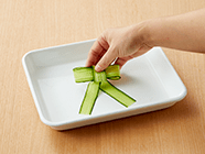 鍋にお湯を沸かし、火を止める。(2)の肉を袋ごと鍋に入れる。
                    浮かないように小皿などを上にのせてフタをし、そのまま1時間程置いて、湯煎する。