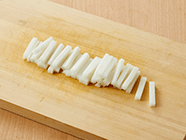 ダイコンは6~7mm角の拍子木に切り、耐熱皿に並べてラップをかけ、電子レンジ(500w)で約7分加熱する。タマネギは薄切りにする。