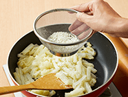 フライパンにバターを入れて中火にかけ、タマネギをしんなりするまで炒め、(1)のダイコンを加え、ひと混ぜしたら、小麦粉をザルで振り入れ、2分程炒める。