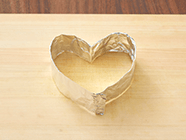 4cm幅の帯状におったアルミホイルをハート型にして器におき、