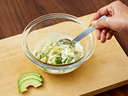 アボカドは2〜3枚ほど薄切りにして飾り用に取っておき、それ以外はさいの目切りにして〈B〉で和える。