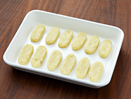 12等分にしてスティック状に成形し、フライパンに少し多めのサラダ油をひき、両面をこんがりと焼く。