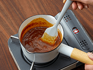 再度、弱火にかけてグツグツと煮溶かしたら火を止め、チョコレートを加えて混ぜる。