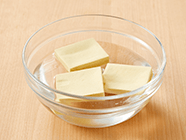 高野豆腐は水を入れたボウルに浮かべて1分程置き、水を捨ててそのまま10分程置いて戻す。