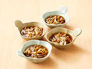 耐熱容器を4人分並べ、(1)のきのこを盛り、煮汁をひたひたに入れる。上にヤマイモをかけ、菜の花・みつばの順でのせる。