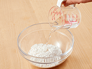 耐熱ボウルに白玉粉・水を入れ5分程置いて水分を吸わせたら、ひと混ぜして温かいご飯を加え、混ぜ合わせる。